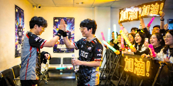 赛场花絮 - 选手后台互动与粉丝热情助威场景